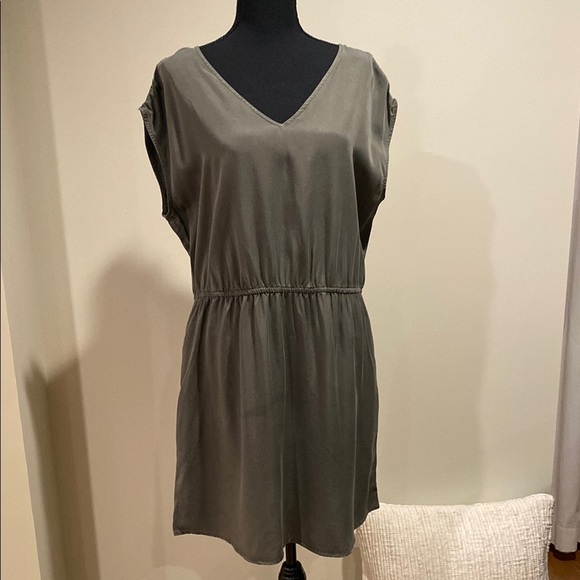 NWT Universal Thread Green V-Neck Sleeveless Dress - Picture 1 of 12